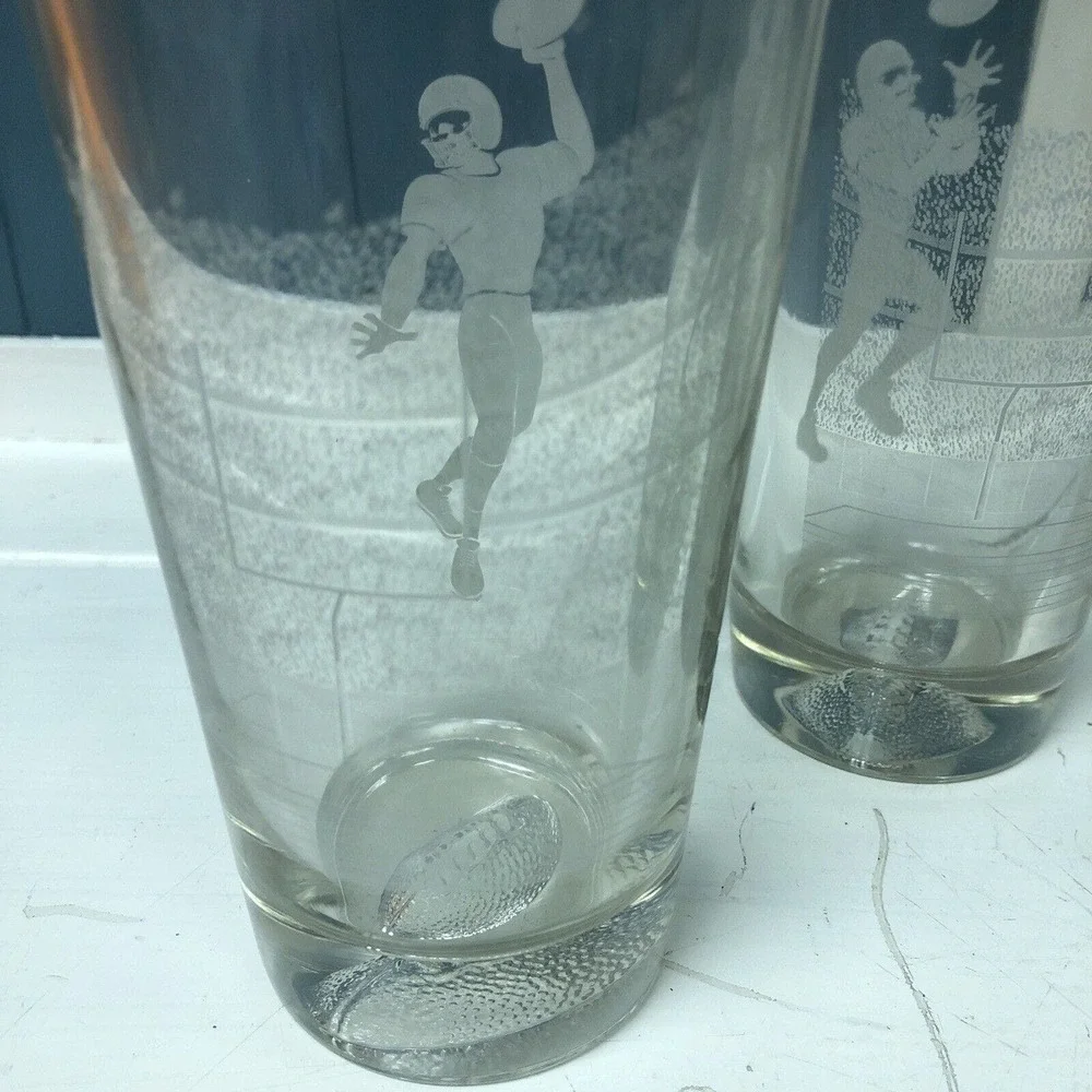 Set of 4 Vintage Look Football Players Tumbler Pint Glasses Heavy Glass Man Cave